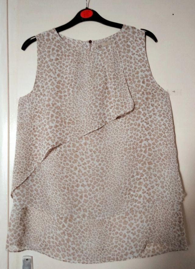 Blusa estampada beige y marrón