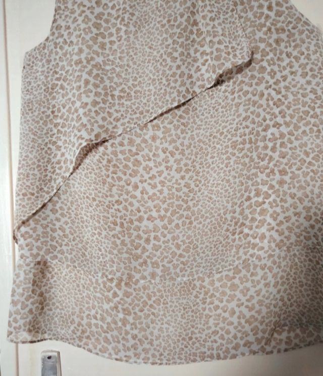 Blusa estampada beige y marrón