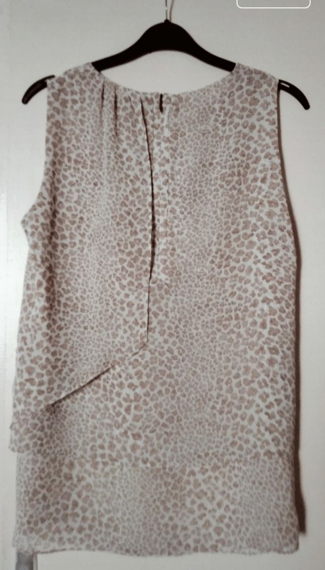 Blusa estampada beige y marrón