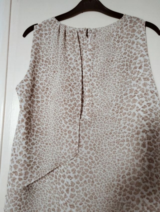 Blusa estampada beige y marrón