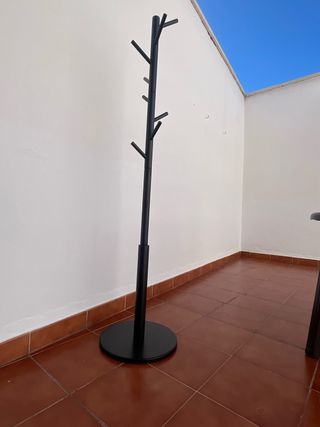 Perchero de pie.