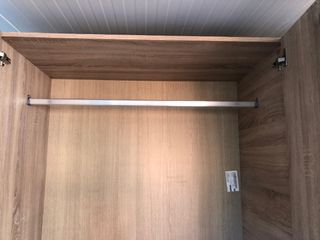 Barra de armario para colgar perchas