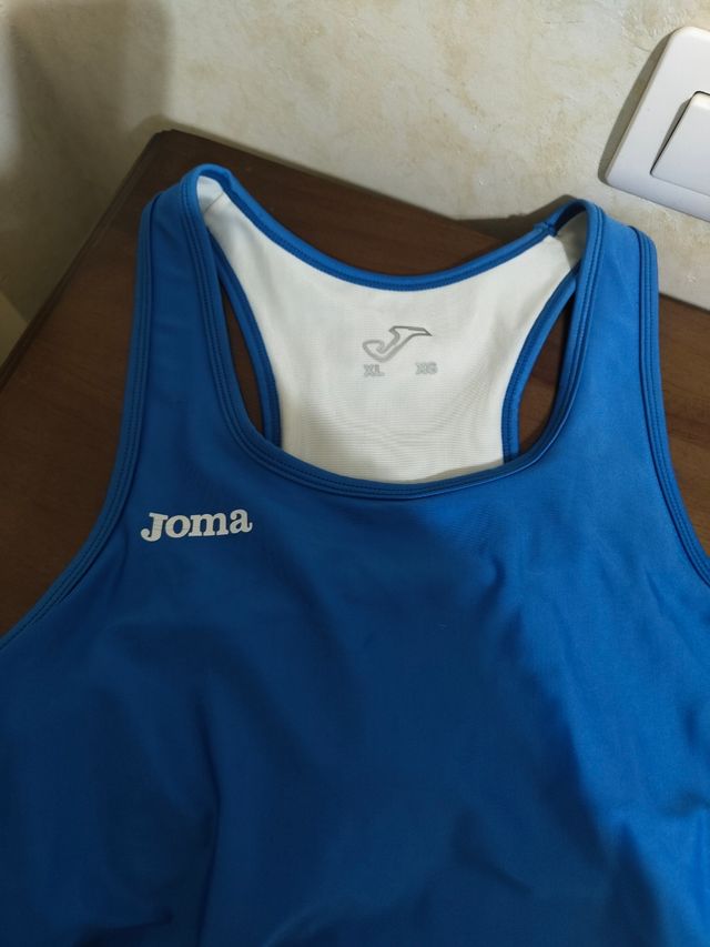 Sujetador deportivo etiqueta