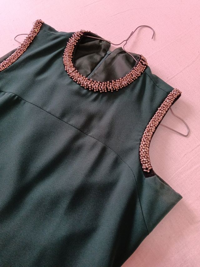 Vestido verde con pedrería 