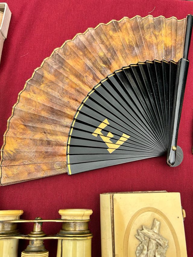 Ventiladores antigos pintados à mão