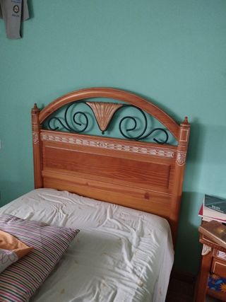 Dormitorio de pino juvenil. No se hacen envíos.