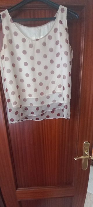 Traje chaqueta y blusa lunares color granate