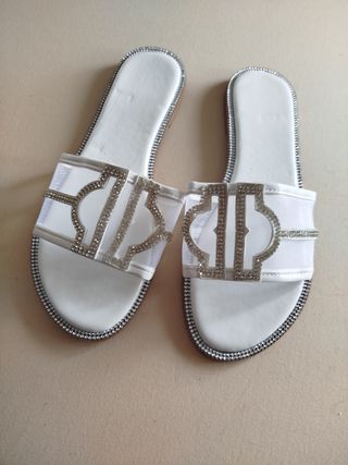 Sandalias planas blancas con pedreria
