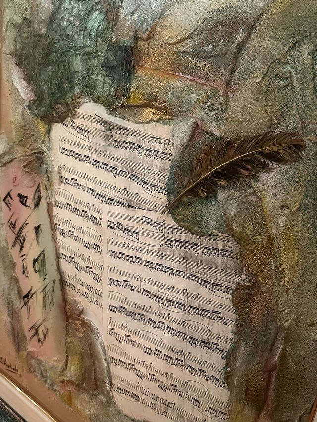 Cuadro abstracto con partituras