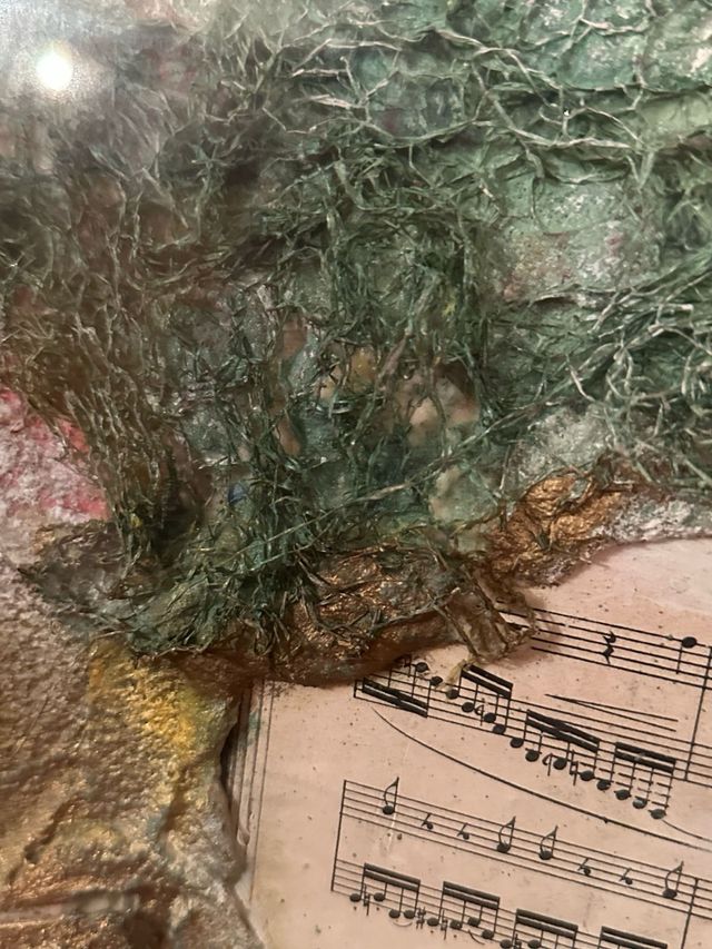 Cuadro abstracto con partituras