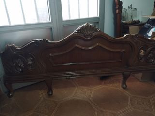 Cabecero de madera oscura