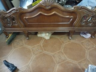 Cabecero de madera oscura