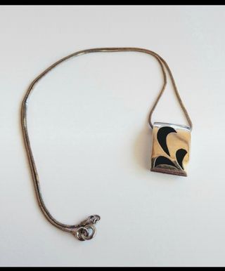 Collana in argento con pendente decorato