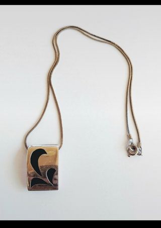 Collana in argento con pendente decorato