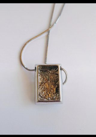 Collana in argento con pendente decorato