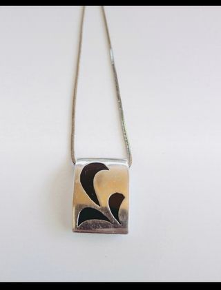 Collana in argento con pendente decorato