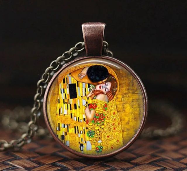 Collar con colgante del beso de Klimt