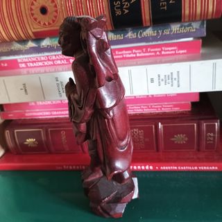 Figura antigua tallada en madera de cerezo
