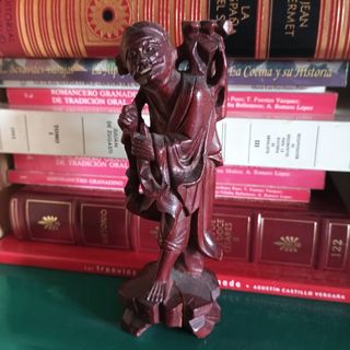 Figura antigua tallada en madera de cerezo