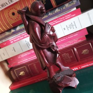 Figura antigua tallada en madera de cerezo