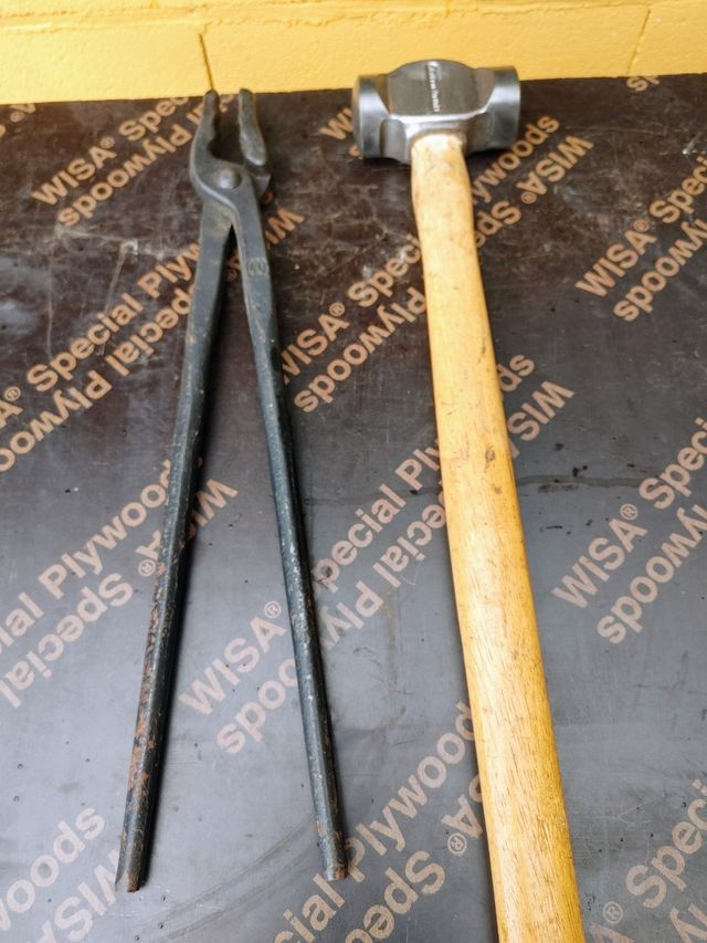 Martillo y tenazas herrador
