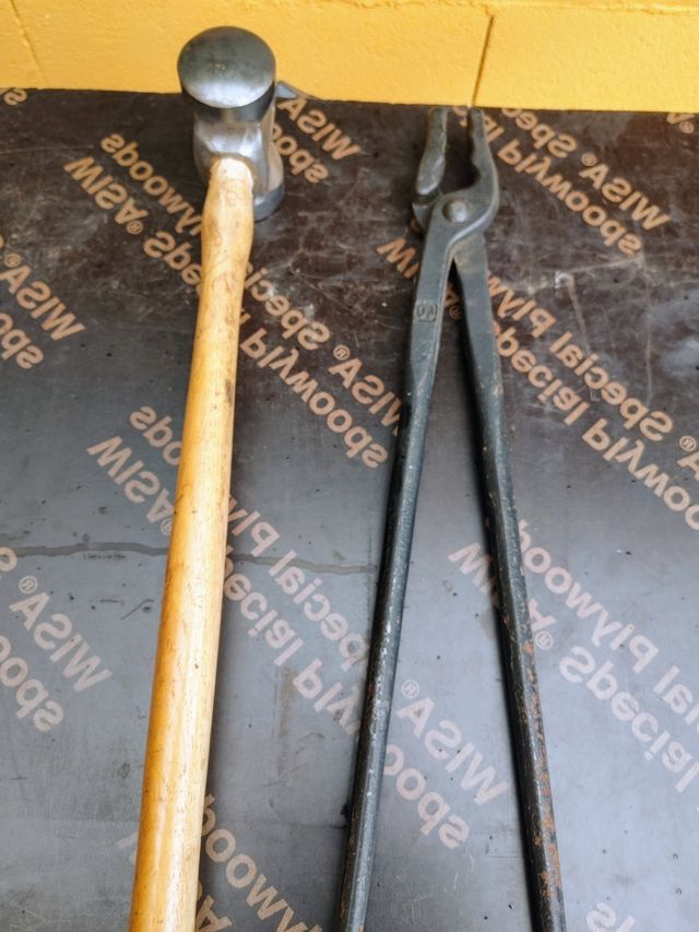 Martillo y tenazas herrador