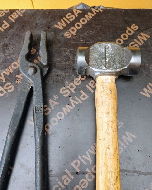 Martillo y tenazas herrador