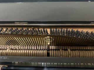 Piano de Pared en Madera