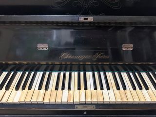 Piano de Pared en Madera