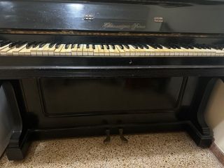 Piano de Pared en Madera