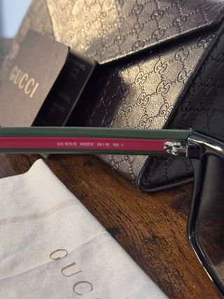 Occhiali da sole Gucci neri e rossi