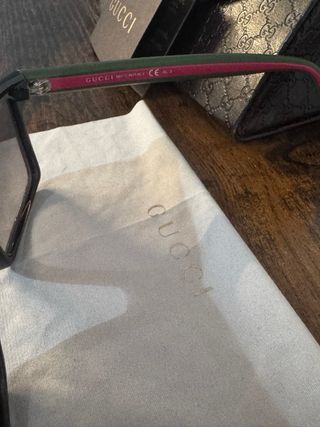 Occhiali da sole Gucci neri e rossi