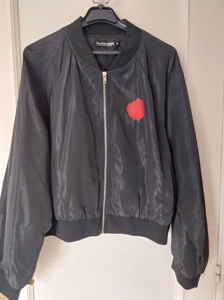 Cazadora bomber negra con rosa roja