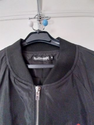 Cazadora bomber negra con rosa roja