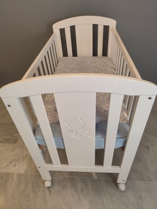 Cuna bebe blanca con dos alturas. Barrera elevable