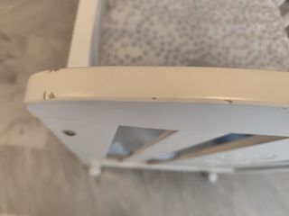 Cuna bebe blanca con dos alturas. Barrera elevable