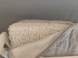 Cuna bebe blanca con dos alturas. Barrera elevable