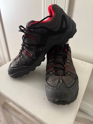 Zapatillas montaña negras y rojas