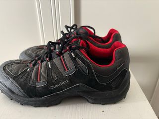 Zapatillas montaña negras y rojas