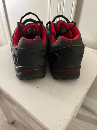 Zapatillas montaña negras y rojas