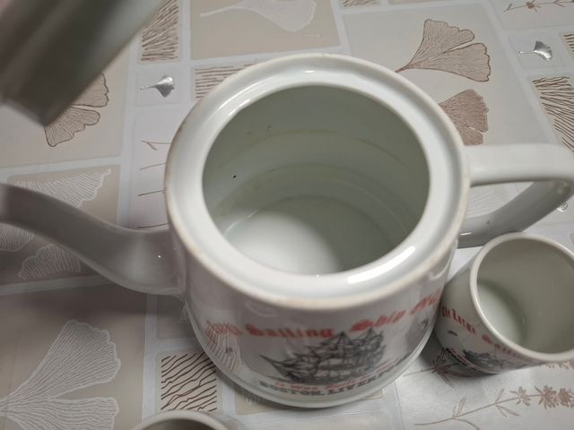 Set caraffa e due tazze in porcellana