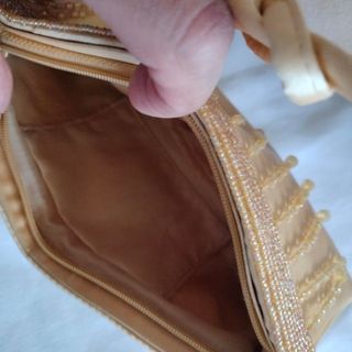 Bolso mano beige dorado fiesta