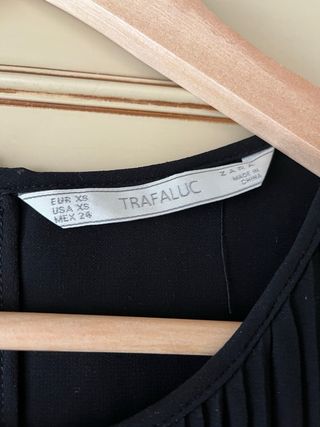 Blusa negra plisada Zara