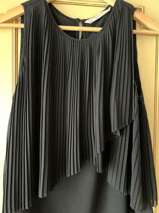 Blusa negra plisada Zara