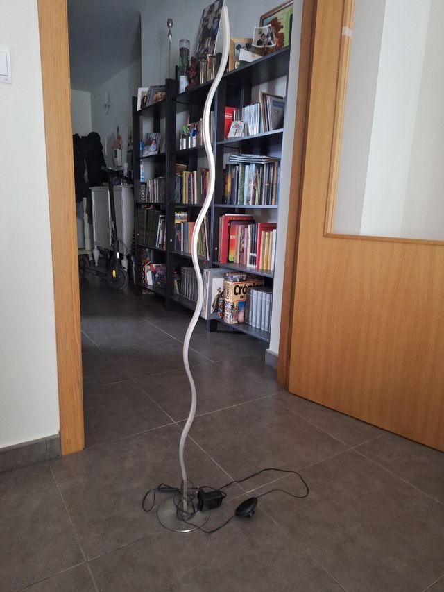 Lámpara pie metalica curva