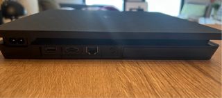 PS4 (PlayStation 4) Slim Negra
1tb.
Incluye cables