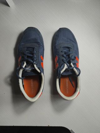 Zapatillas New Balance, azules con el Lugo naranja