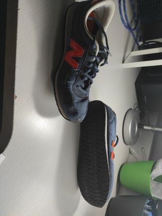 Zapatillas New Balance, azules con el Lugo naranja
