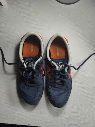 Zapatillas New Balance, azules con el Lugo naranja