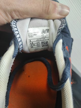 Zapatillas New Balance, azules con el Lugo naranja